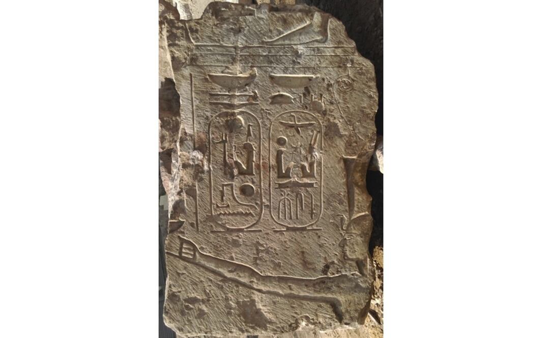 Fotografía facilitada por el Ministerio de Antigüedades egipcio de uno de los fragmentos de estatuas que arqueólogos egipcios y alemanes descubrieron. Foto: EFE