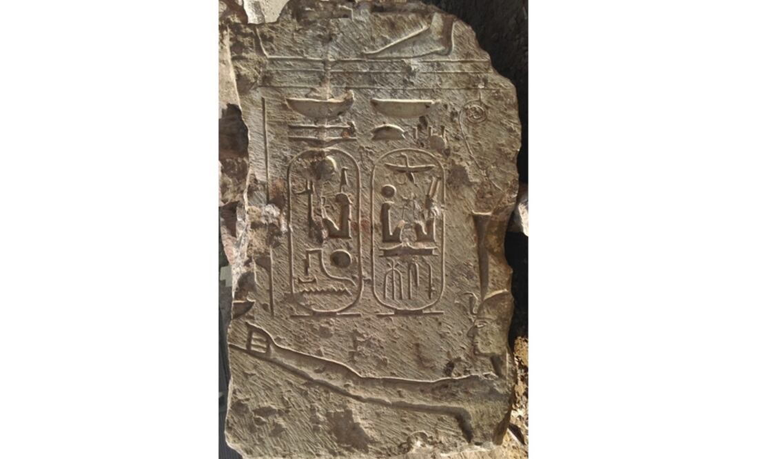 Fotografía facilitada por el Ministerio de Antigüedades egipcio de uno de los fragmentos de estatuas que arqueólogos egipcios y alemanes descubrieron. Foto: EFE