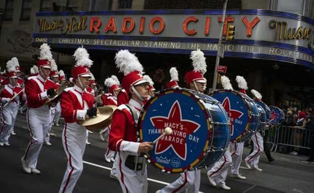 Las personas recorren la Avenida de las Américas frente al Radio City Music Hall durante el Desfile de Macy's del Día de Acción de Gracias. Foto: AP