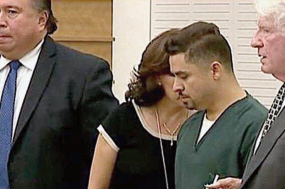 En el material audiovisual se ve a Hernández vestido con ropa de prisión junto a su abogado y su intérprete (ESPECIAL)