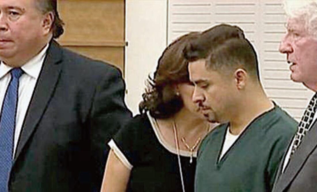 En el material audiovisual se ve a Hernández vestido con ropa de prisión junto a su abogado y su intérprete (ESPECIAL)