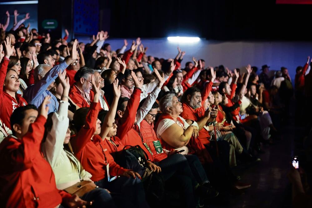 A mano alzada y contra lo que opinan connotados priistas, los delegados que apoyan a Alito Moreno votaron las reformas a los estatutos del partido. Foto: Diego Simón Sánchez | El Universal
