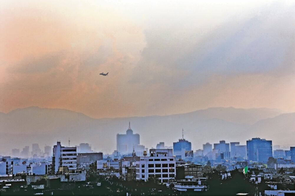 Los legisladores de Morena aseveraron que la megalópolis está a un paso de retomar el primer lugar en los índices de contaminación atmosférica (ALONSO ROMERO. EL UNIVERSAL)