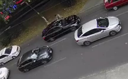 En video, conductor de auto de lujo choca y evita asalto en Polanco