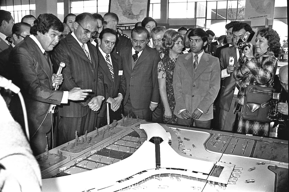El ex Presidente Luis Echeverría Álvarez observa detenidamente la maqueta de la entonces flamante Terminal Central de Autobuses del Norte, mientras un funcionario le explica la disposición de las salas y distintas áreas que conformaban a la recién inaugurada terminal, el día 13 de diciembre de 1973. Imagen: Archivo. EL UNVIERSAL
