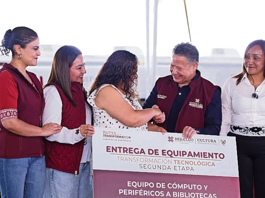 El gobernador entregó apoyos de equipo de cómputo y periféricos para las bibliotecas de San Nicolás Tecomatlán y Vicente Guerrero. Foto: Especial