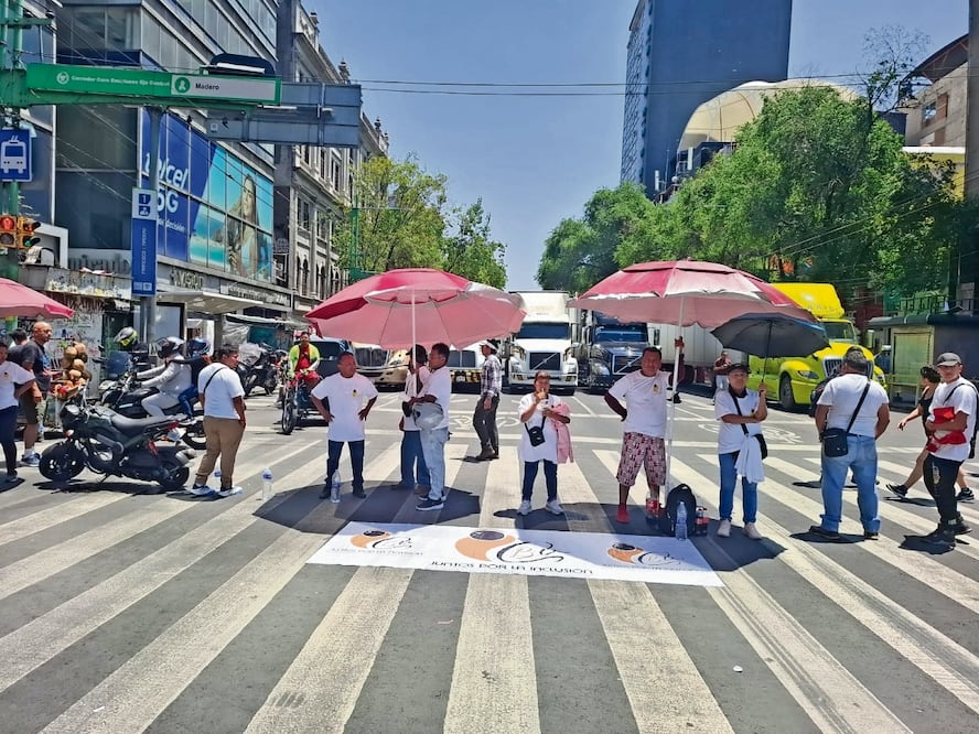 Miembros de Asocide bloquean el Eje Central porque el Gobierno no les ha asignado espacios de venta. Foto: Alberto García / EL UNIVERSAL