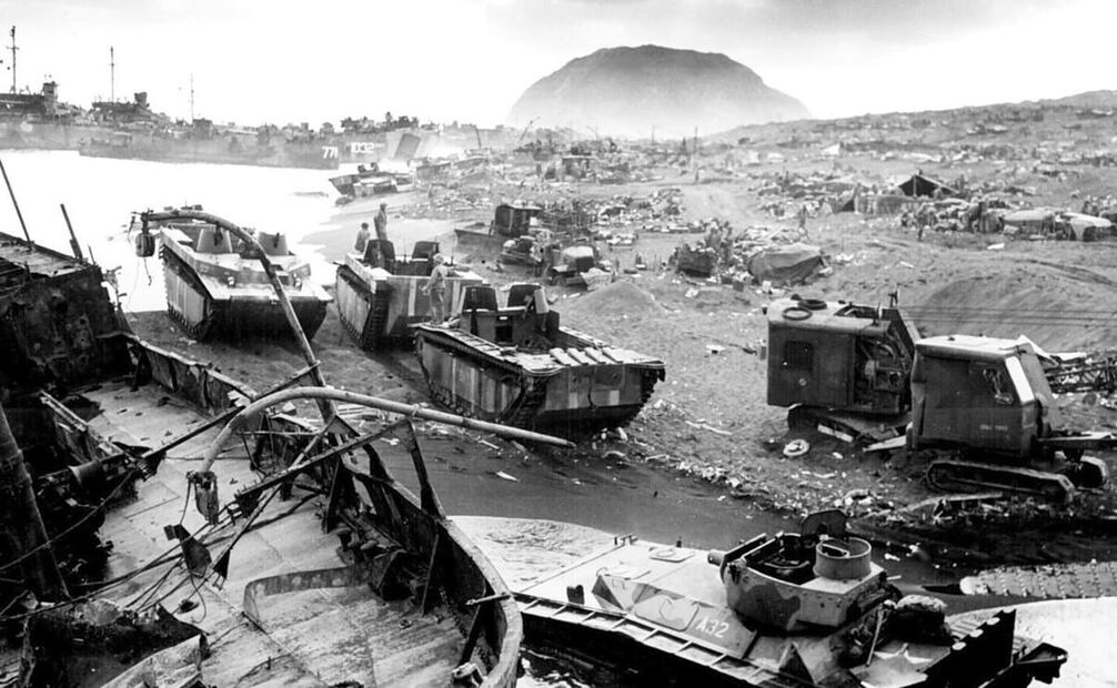 Desembarcar en Iwo Jima tomó poco tiempo para los estadounidenses, pero el avance de las tropas fue muy lento, en gran parte debido a las terrazas de ceniza volcánica. Al fondo la cima del Monte Suribachi. Foto: US National Archives.