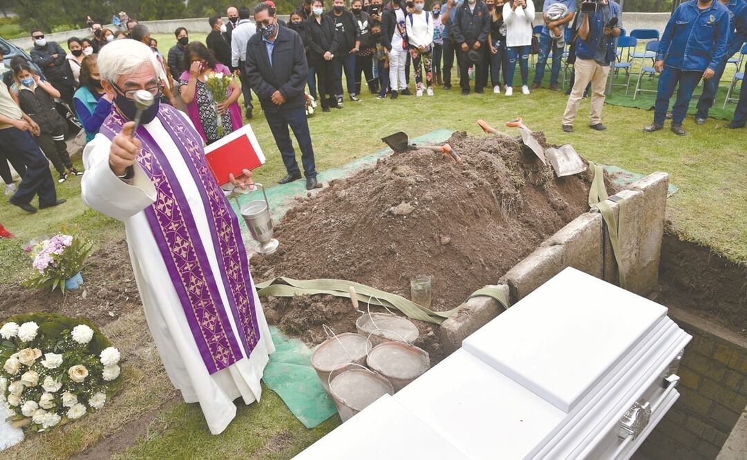 Ante la exigencia de los padres, el alcalde Raciel Pérez dijo que las obras le corresponden a Conagua y CAEM. Foto: Hugo García y Rebeca Jiménez. El Universal