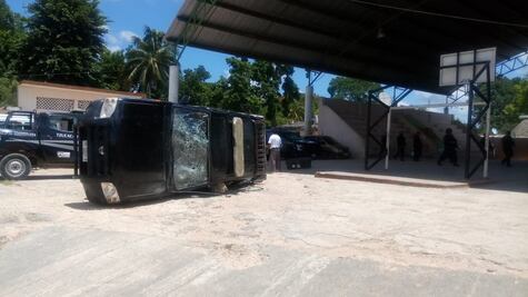 Pobladores golpean a policías y vuelcan patrulla en Tzucacab, Yucatán 