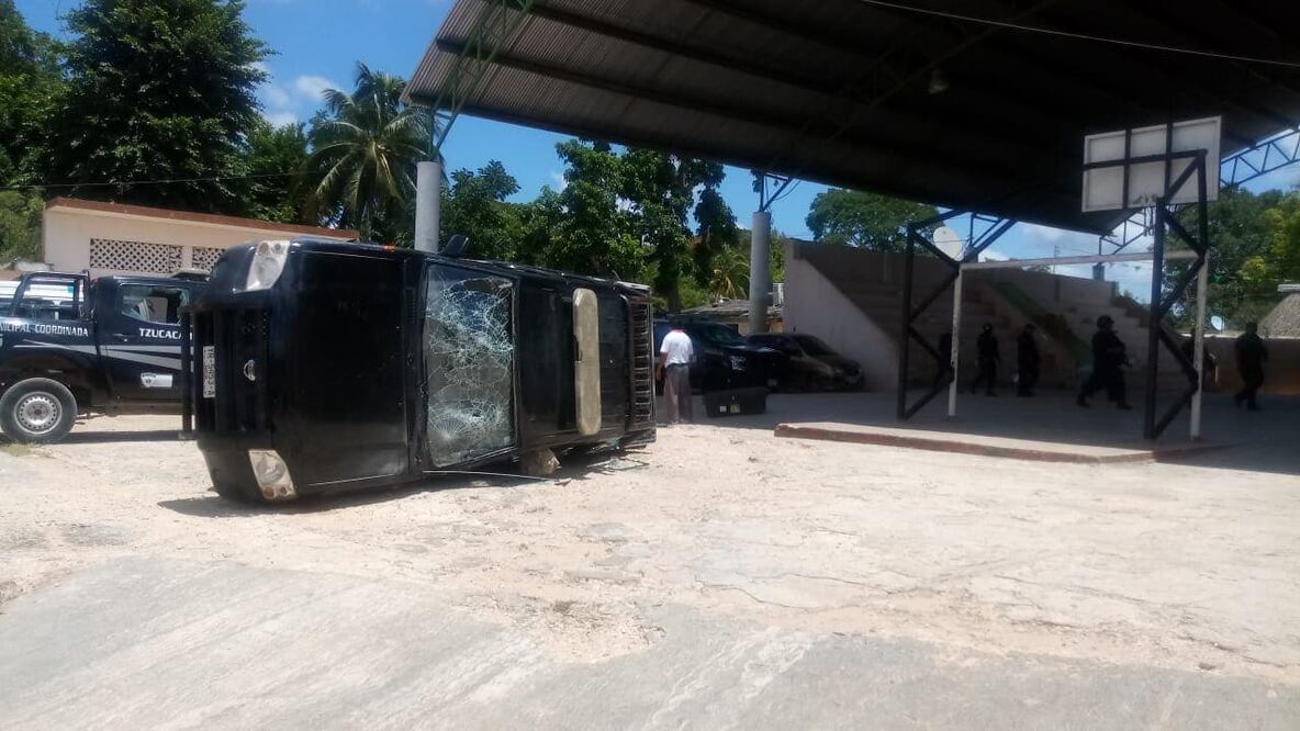 Cerca de 100 pobladores salieron de la ex estación de trenes hasta llegar a la sede del Ayuntamiento de Tzucacab. Foto: Cuauhtémoc Moreno / EL UNIVERSAL