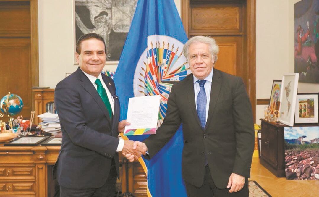 Silvano Aureoles, gobernador de Michoacán, se reunió con el secretario general de la Organización de Estados Americanos, Jorge Almagro, a quien le entregó un documento. Foto: ESPECIAL