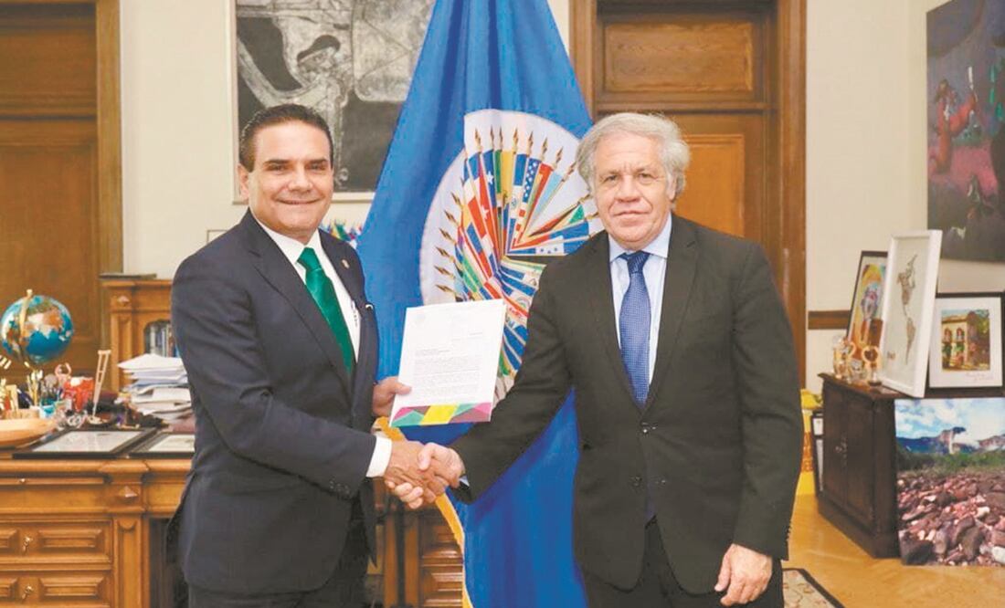 Silvano Aureoles, gobernador de Michoacán, se reunió con el secretario general de la Organización de Estados Americanos, Jorge Almagro, a quien le entregó un documento. Foto: ESPECIAL