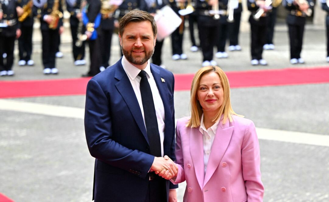 La primera ministra de Italia, Giorgia Meloni, da la bienvenida al vicepresidente estadounidense, JD Vance, en el Palazzo Chigi antes de su reunión en Roma el 18 de abril de 2025. Foto: AFP
