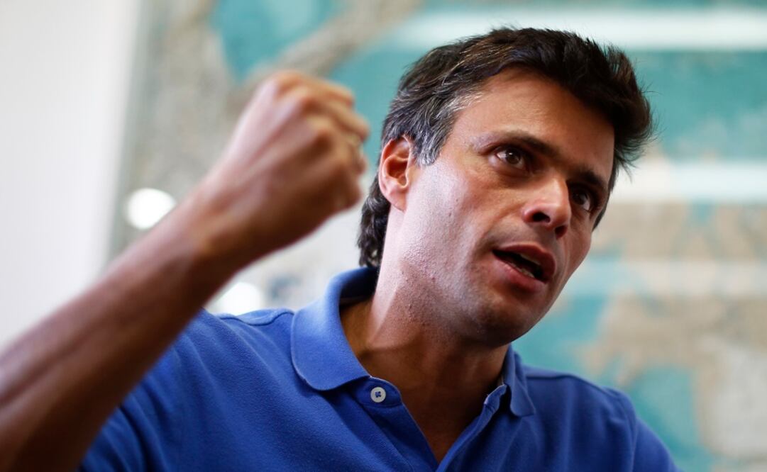 En el texto, titulado "La cobardía de Diosdado Cabello", Leopoldo López cuenta su versión de los hechos desde antes de entregarse hasta que es llevado a los tribunales  (Foto: Reuters / Archivo)