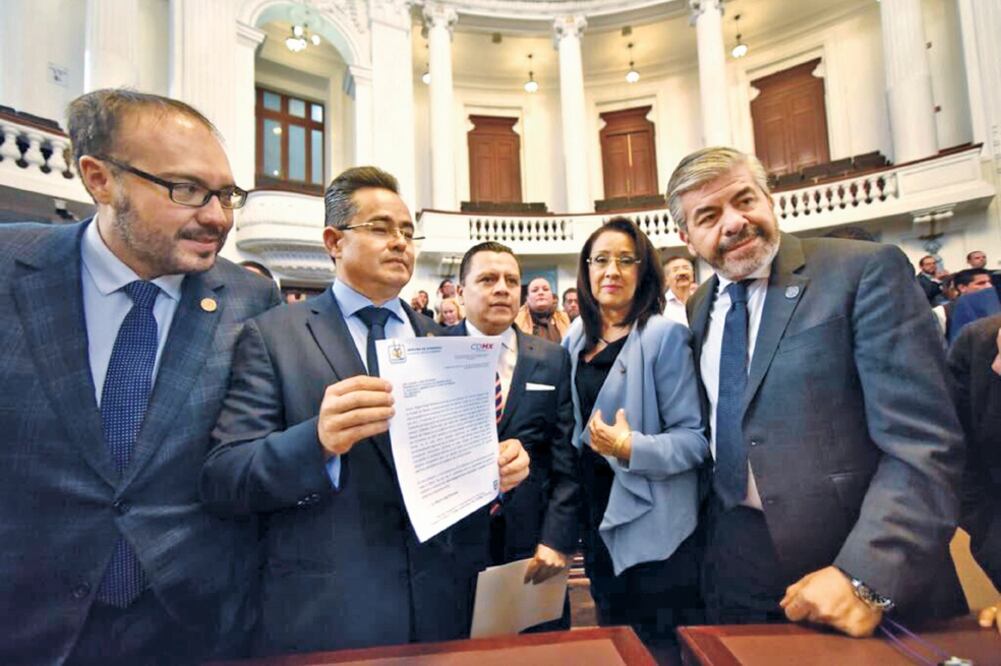Movimiento. El consejero jurídico Manuel Granados (centro) entregó a diputados la terna propuesta para suplir a delegado. 