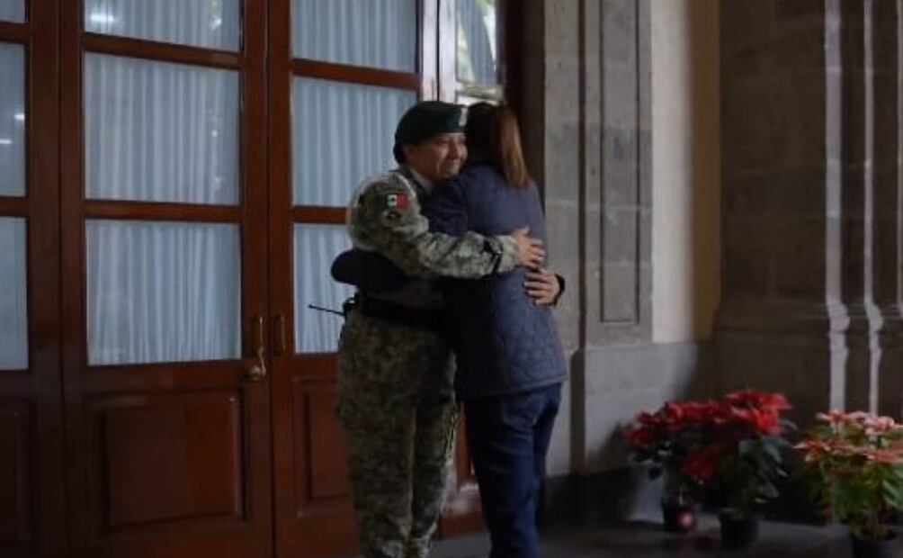 Claudia Sheinbaum abraza una mujer militar rompiendo el protocolo de no contacto con los militares. Foto: Tomada de video
