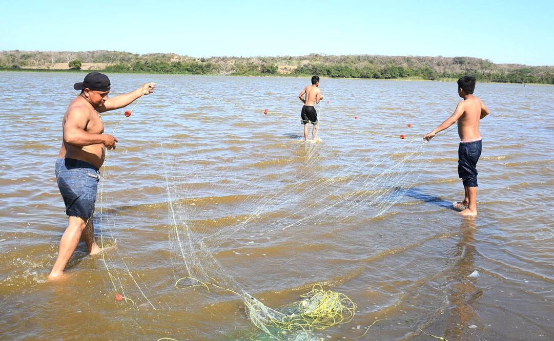 A tan solo 10 minutos de Veracruz, se encuentra la comunidad de San Julián, con una población de cerca de mil 500 habitantes, mismos que durante generaciones han vivido y alimentado de la pesca en la laguna que lleva el mismo nombre. Foto: Paty Morales