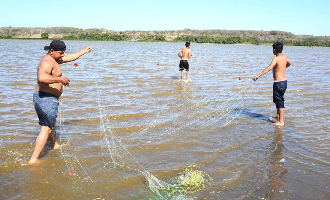 A tan solo 10 minutos de Veracruz, se encuentra la comunidad de San Julián, con una población de cerca de mil 500 habitantes, mismos que durante generaciones han vivido y alimentado de la pesca en la laguna que lleva el mismo nombre. Foto: Paty Morales