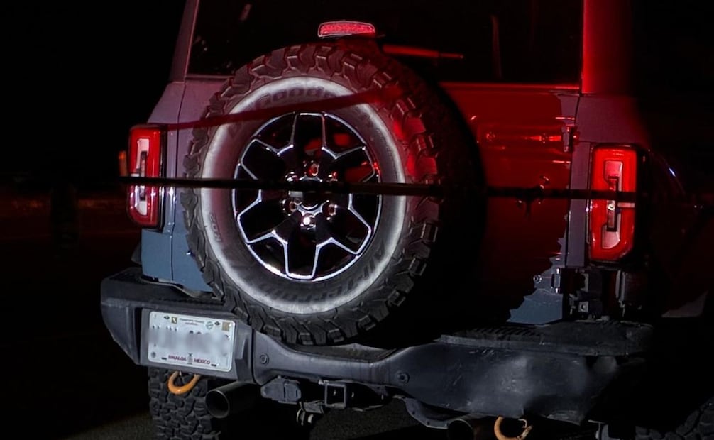 Auto donde fue hallado el cuerpo del sobrino del Mayo Zambada en Sinaloa (10/02/2026). Foto: Especial