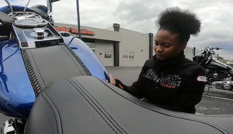 Conoce a Paris McGowan, la primera ingeniera afroamericana que trabaja para Harley-Davidson 