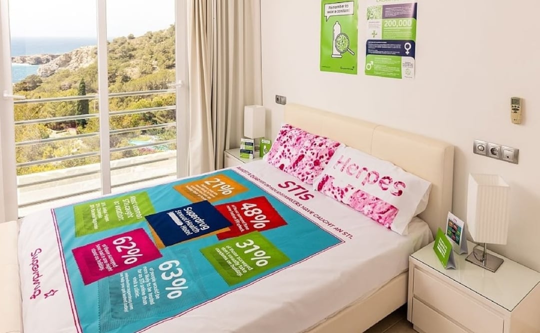 Descansa en almohadas decoradas con el virus del herpes (Foto. homeaway.co.uk)