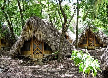 Bel Há, con cabañas al estilo de una aldea teenek en la Huasteca Potosina