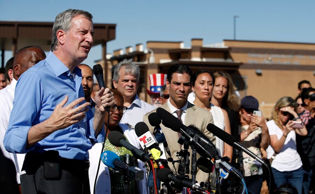 Alcalde de Nueva York visita centro de migrantes en Tornillo, Texas (Foto: AP)