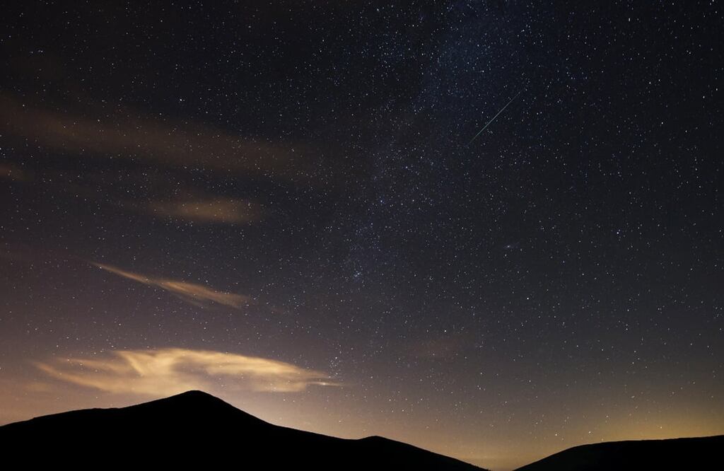 Imagen ilustrativa del municipio cántabro de San Miguel de Aguayo, en una de las noches de máxima actividad de un fenómeno producido por el cometa Swift-Tuttle. Foto: EFE/Pedro Puente Hoyos, archivo
