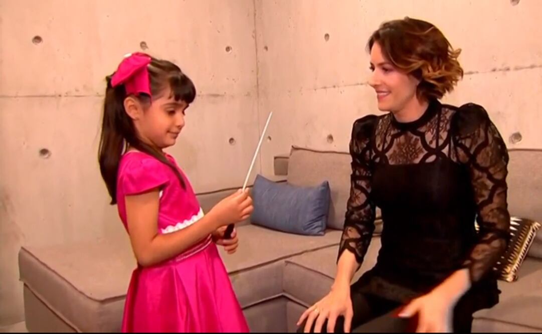 La famosa directora de orquesta regaló una batuta a la pequeña Oxana. FOTO: tomada de la transmisión de "En Punto".
