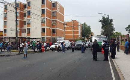 Victims of rain in Iztapalapa block important highway