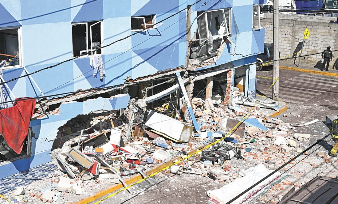 De acuerdo con la SSC, dos personas que se encontraban en la pizzería fueron rescatadas. Foto: HUGO GARCÍA. EL UNIVERSAL