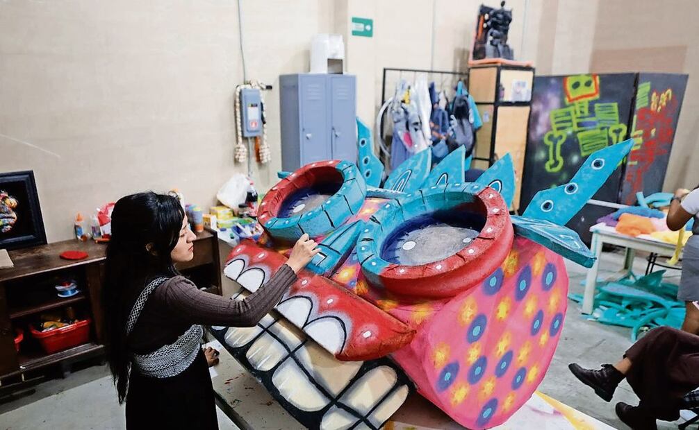 En el FARO Azcapotzalco cartoneros elaboran piezas relacionadas con la cultura y filosofía mesoamericana, pues el enfoque de este espacio es el patrimonio cultural material e inmaterial. Foto: Diego Simón Sánchez / EL UNIVERSAL