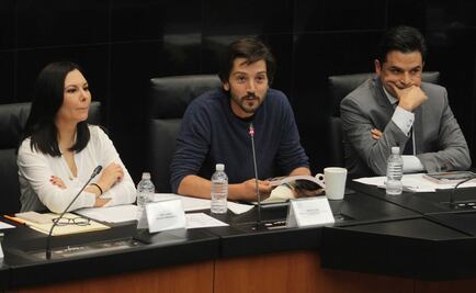 Presenta Diego Luna "Corrupcionario” en el Senado