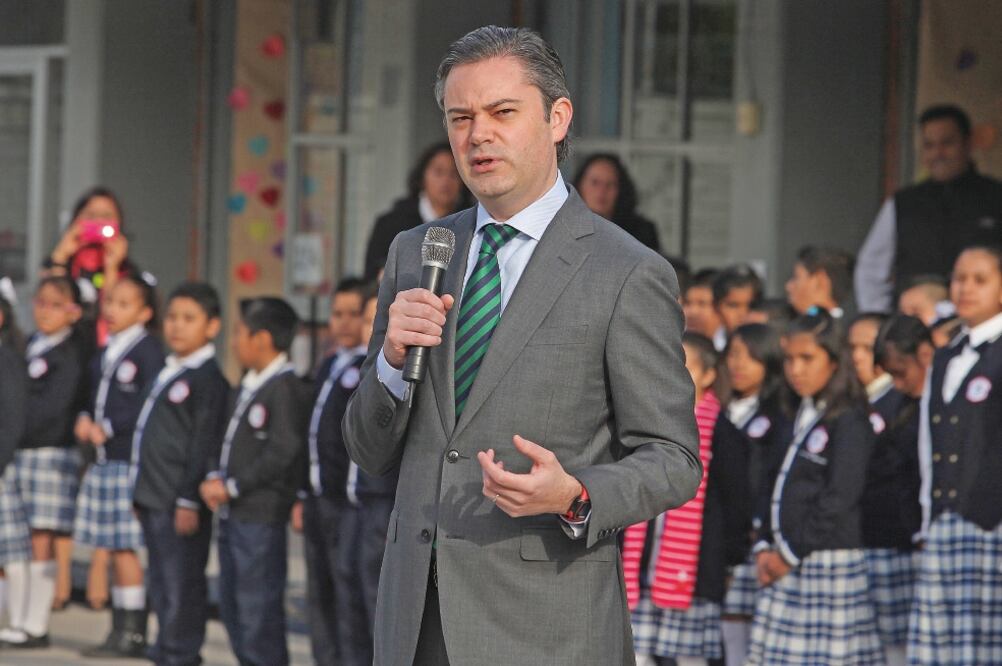 El titular de la SEP, Aurelio Nuño, anunció en la escuela Primaria Kyoto que los resultados de las evaluaciones extemporáneas se informarán después (ADRIÁN HERNÁNDEZ. EL UNIVERSAL)