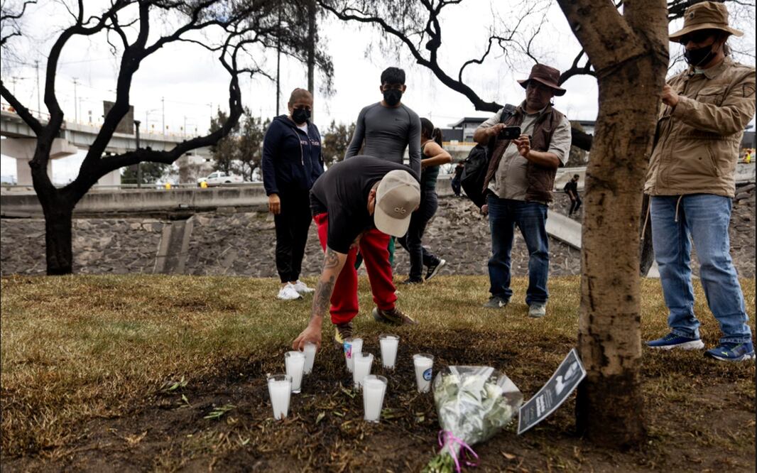 Personas llegan hasta el bajo Puente de la Concordia para dejar veladoras y orar por las víctimas de la explosión de una pipa de gas en la alcaldía Iztapalapa, el jueves 11 de septiembre de 2025. Foto: Hugo Salvador/EL UNIVERSAL