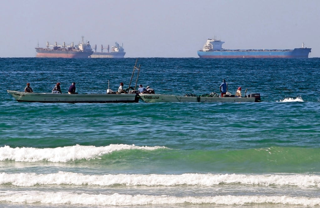 Pescadores, frente a un petrolero en el sur del estrecho de Ormuz, ante la costa de la localidad de Ras Al Khaimah en Emiratos Árabes Unidos. Foto: AP
