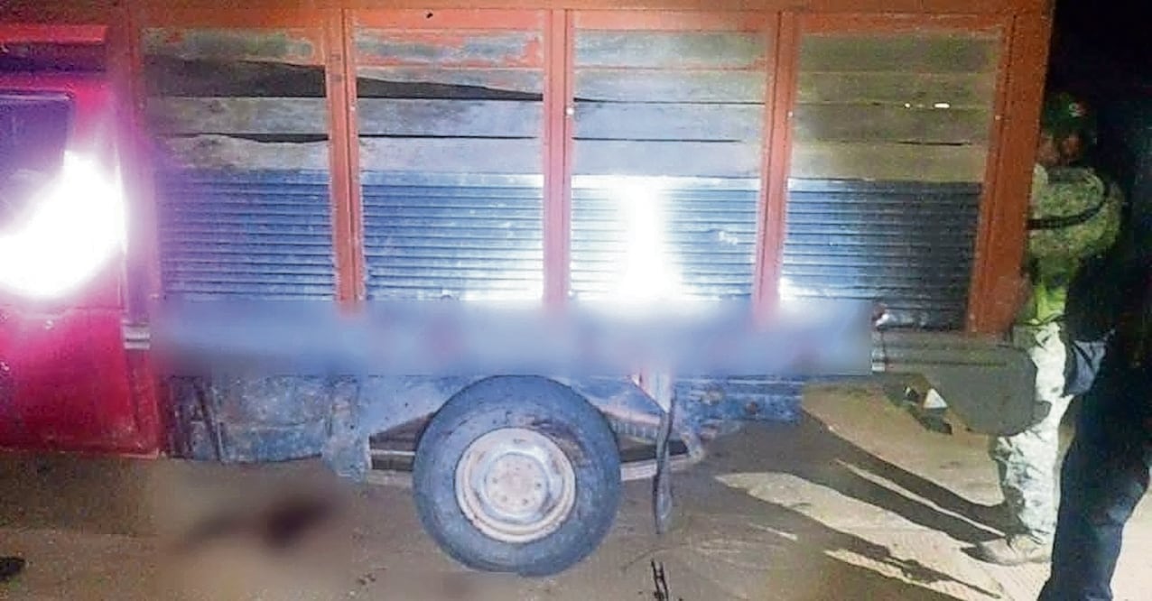 En el camino principal de la comunidad fue dejada una camioneta de redilas con seis cadáveres de hombres. Foto: Especial