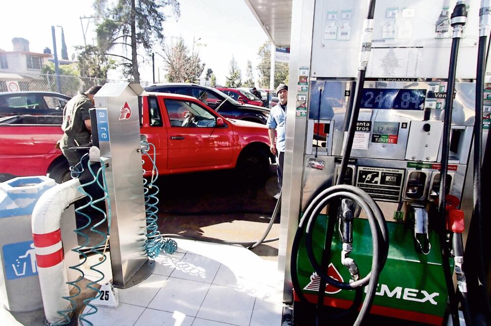 El traslado a EU para adquirir gasolina más barata pegará a la economía local de estados fronterizos, advirtió la Comisión de Asuntos Fronterizos (OMAR CONTRERAS. EL UNIVERSAL)