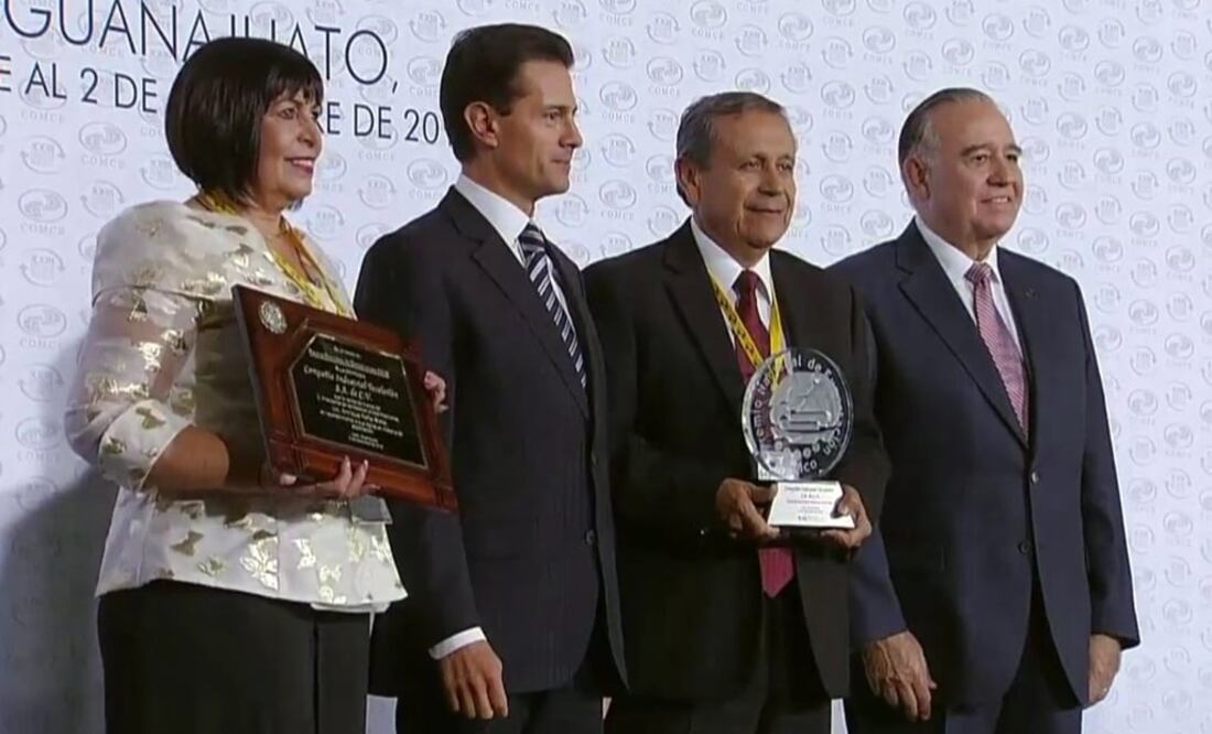 El Presidente hizo entrega del Premio Nacional de Exportación. /Especial - Tomada de @PresidenciaMX