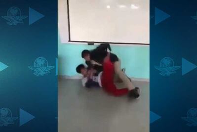 Maestro de preparatoria somete a golpes a alumno