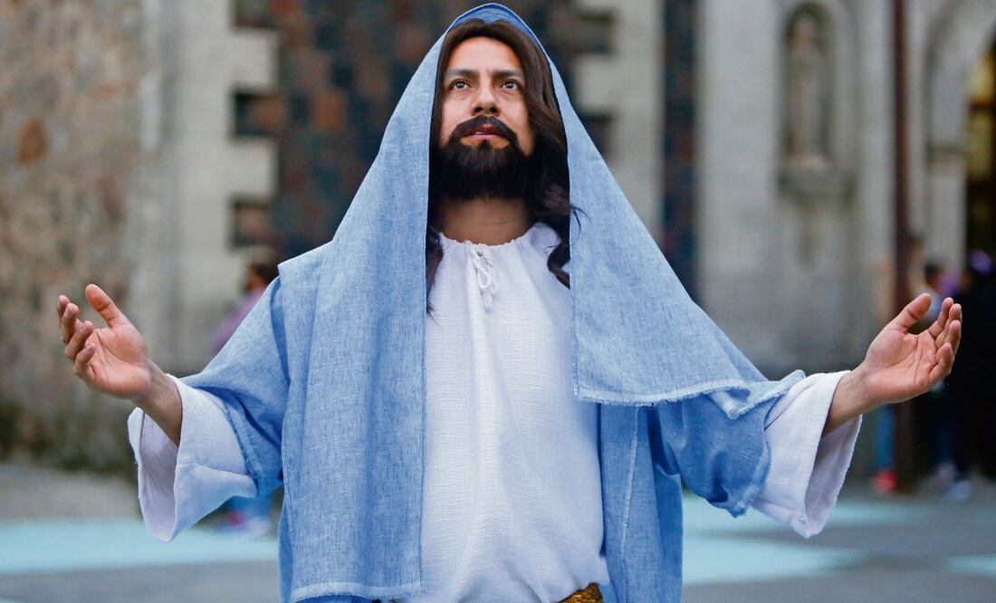 Leobardo refiere que lleva cinco años representando a Jesús, más los dos de pandemia y cargará la misma cruz de 2019, que pesa 90 kilos. Foto: Darío Luna / EL UNIVERSAL