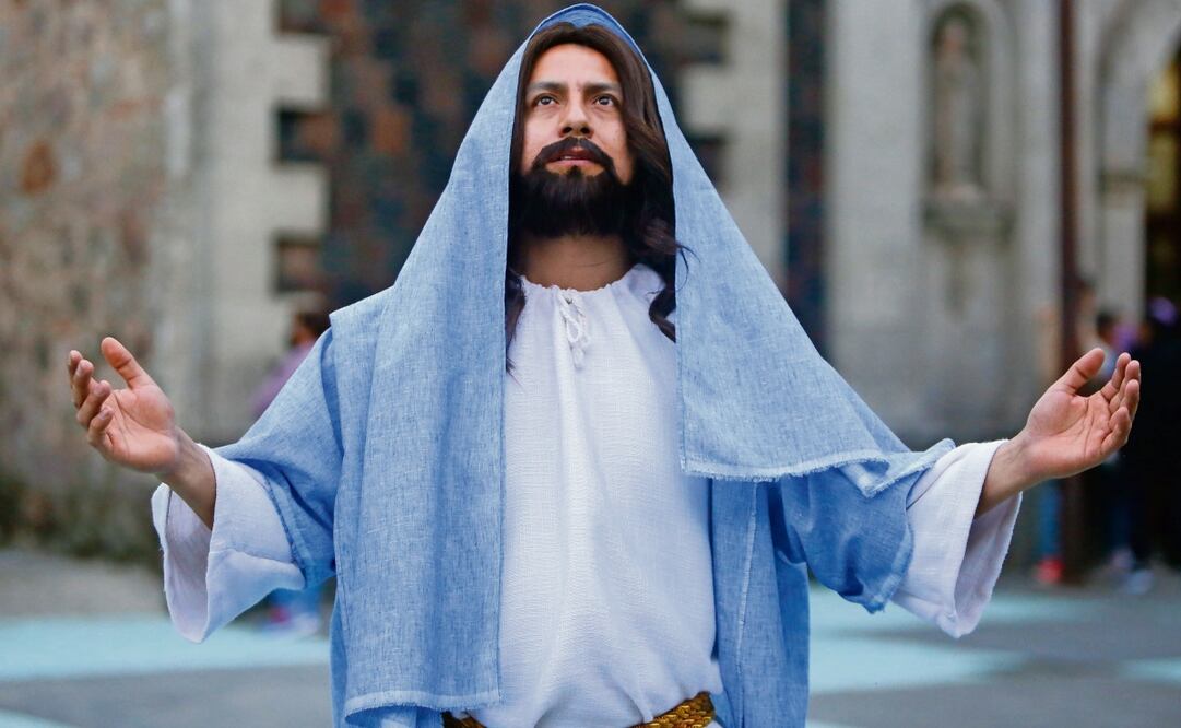 Leobardo refiere que lleva cinco años representando a Jesús, más los dos de pandemia y cargará la misma cruz de 2019, que pesa 90 kilos. Foto: Darío Luna / EL UNIVERSAL