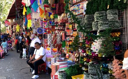 Llegó la Navidad a la CDMX; luces, esferas e inflables inundan las calles del Zócalo capitalino