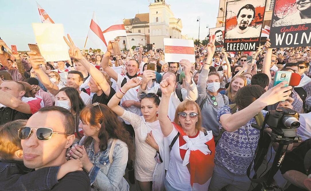 Miembros de la comunidad bielorrusa, en Varsovia, Polonia, en una manifestación con la líder opositora Svetlana Tijanovskaya, el pasado jueves 3 de junio. Foto: Czarek Sokolowski/ AP.