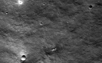 La NASA logra imágenes de un nuevo cráter en la Luna surgido tras la fallida misión rusa