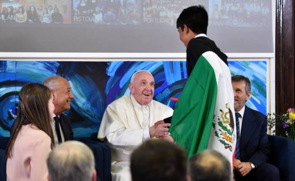 Con bandera en mano, joven expresa al Papa preocupación por violencia en México