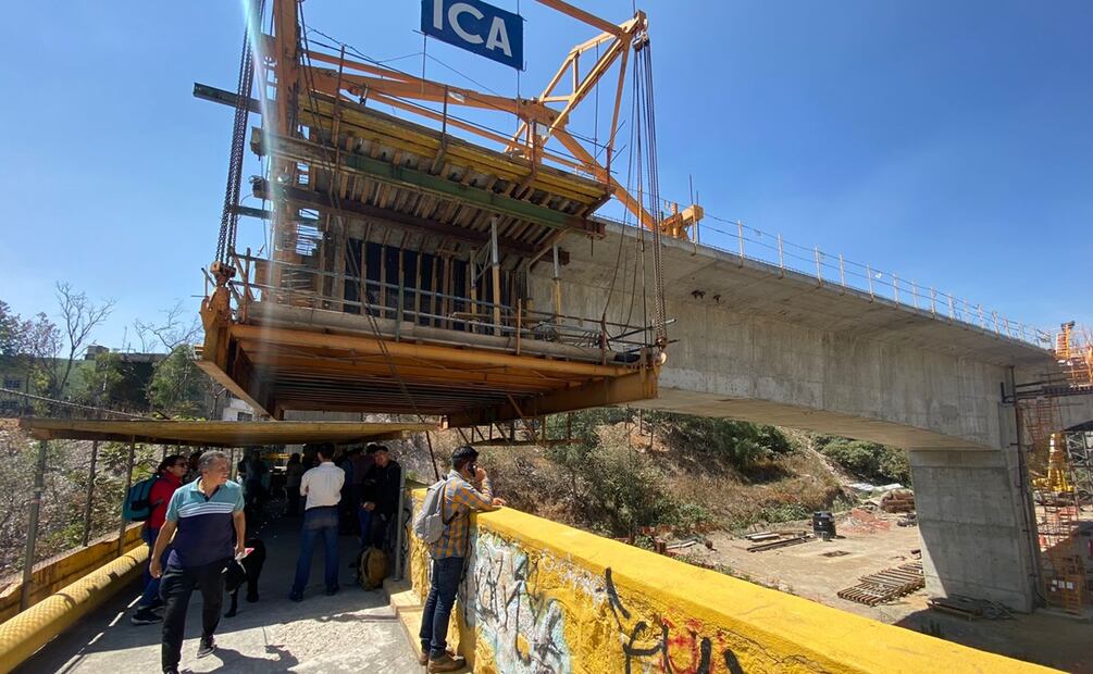 Habitantes de la colonia El Capulín en alcaldía Álvaro Obregón clausuran simbólicamente obras del Tren Interurbano. Foto: Juan Carlos Williams y Francisco González