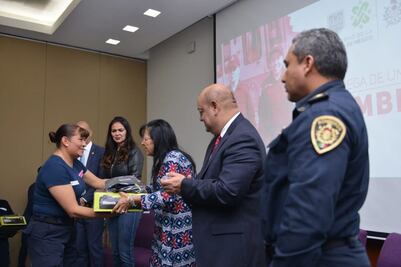 Entregan equipo táctico especial a bomberas dos años después de recomendación