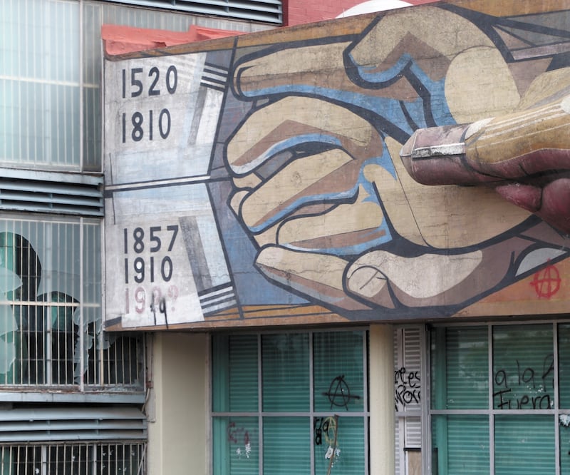 El pasado jueves, la obra de Siqueiros sufrió daños por parte de encapuchados. Foto/CARLOS MEJÍA. EL UNIVERSAL